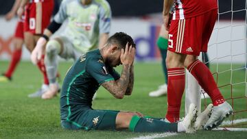 Sanabria se lamenta de una ocasión fallada en el partido entre Betis y Olympiacos.