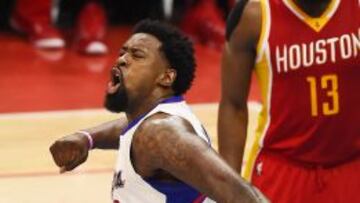 DeAndre Jordan celebra una canasta en los Playoffs.