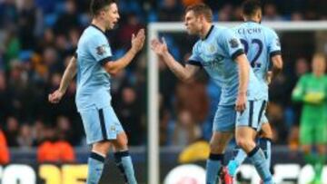 Milner celebra con Nasri el tanto del empate en los descuentos.