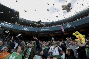 En el descanso del Betis-Atlético, el Benito Villamarín volvió a ser testigo de una espectacular lluvia de peluches. El club verdiblanco repitió la experiencia del año pasado con el objeto de que los niños de las familias con pocos recursos no se queden sin un pequeño regalo. La iniciativa fue un éxito e inundó el césped del Villamarín.