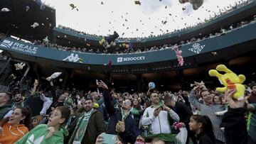 En el descanso del Betis-Atlético, el Benito Villamarín volvió a ser testigo de una espectacular lluvia de peluches. El club verdiblanco repitió la experiencia del año pasado con el objeto de que los niños de las familias con pocos recursos no se queden sin un pequeño regalo. La iniciativa fue un éxito e inundó el césped del Villamarín.