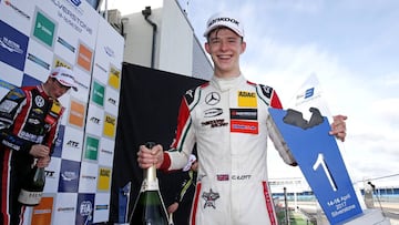 Prize giving ceremony, 53 Callum Ilott (GBR, Prema Powerteam, Dallara F317 â Mercedes-Benz), FIA Formula 3 European Championship, round 1, race 3, Silverstone (GBR), 13. - 16. April 2017 *** Local Caption *** +++ www.suer.photography +++ copyright: suer.photo / Thomas Suer +++