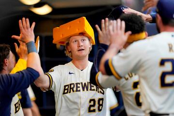 Joey Wiemer, de los Milwaukee Brewers, celebra con un sombrero de queso emmental en la cabeza un home run en el partido de la Liga estadounidense de bésibol (MLB) contra los Houston Astros disputado en Milwaukee, Wisconsin. Todo hace indicar que esta vez a los Houston Astros se la dieron con queso.