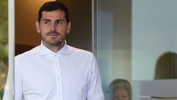 Iker Casillas de paisano abandonando el hospital en el que estaba ingresado. 