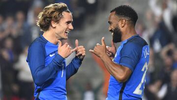 Antoine Griezmann y Alexandre Lacazette celebran un gol de Francia a Paraguay en un amistoso.