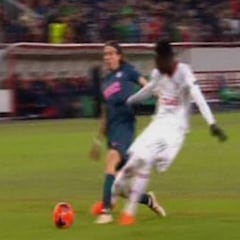 Filipe Luis se retiró con una posible fractura de peroné