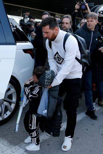 El jugador argentino y el uruguayo llegaron con sus respectivas familias al Aeropuerto de Barcelona tras disfrutar de las vacaciones de Navidad.