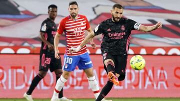 Benzemá durante un partido en Los Cármenes.