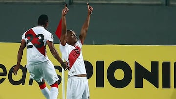 Peru&#039;s Andre Carrillo (R) celebrates after scoring against Brazil during their 2022 FIFA World Cup South American qualifier football match at the National Stadium in Lima, on October 13, 2020, amid the COVID-19 novel coronavirus pandemic. (Photo by D