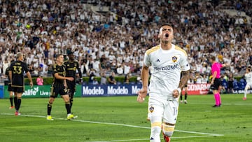 AME9538. PASADENA (ESTADOS UNIDOS), 04/07/2024.- Gabriel Pec (d), de Los Ángeles Galaxy, celebra tras marcarle un gol a Los Angeles FC, este jueves durante un partido de la Mayor League Soccer (MLS) en el estadio Rose Bowl Stadium, en Pasadena (EWstados Unidos). EFE/ Armando Arorizo