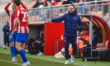 Tevenet, al frente de un partido del Atlético B. 