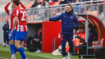 Tevenet, entrenador del filial, en un partido del Atlético B.