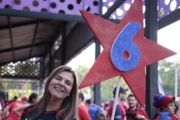 Hinchas del Medellín prendieron la fiesta del fútbol colombiano en los alrededores del Atanasio Girardot.