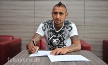 Arturo Vidal firma su contrato por cuatro años con Bayern Munich.