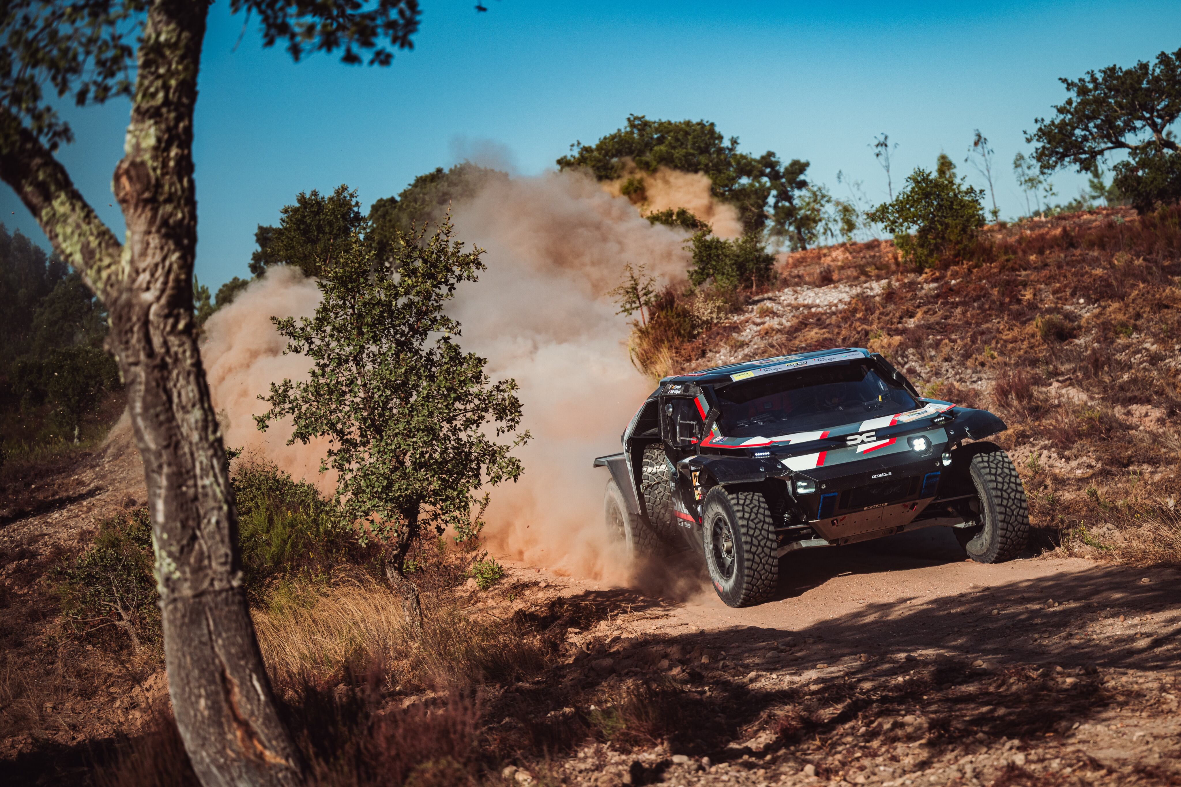 Nasser Al Attiyah con el Dacia del Dakar durante el Rally de Portugal.