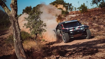 Nasser Al Attiyah con el Dacia del Dakar durante el Rally de Portugal.