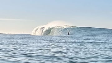 Una ola rompe en El Palar en marzo del 2023 ante la atenta mirada de un surfista.