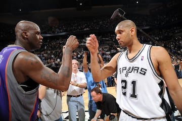 En los playoffs de 2007 los Spurs eliminan a los Suns. Shaquille se enfrenta a otro mito, Tim Duncan.