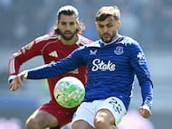 Everton's English midfielder #22 Kiernan Dewsbury-Hall controls the ball during the English Premier League football match between Everton and Liverpool at Hill Dickinson Stadium in Liverpool, north west England on April 19, 2026. (Photo by Paul ELLIS / AFP) / RESTRICTED TO EDITORIAL USE. No use with unauthorized audio, video, data, fixture lists, club/league logos or 'live' services. Online in-match use limited to 120 images. An additional 40 images may be used in extra time. No video emulation. Social media in-match use limited to 120 images. An additional 40 images may be used in extra time. No use in betting publications, games or single club/league/player publications. /