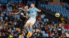 VIGO, 26/04/2023.- El defensa del Celta de Vigo Javier Galán (d) lucha con Josán Ferrández, del Elche CF, durante el partido de la jornada 31 de LaLiga disputado este miércoles en el estadio de Balaídos, en Vigo. EFE / Salvador Sas
