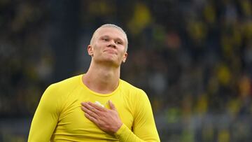(FILES) In this file photo taken on October 16, 2021 Dortmund's Norwegian forward Erling Braut Haaland celebrates after winning the German first division Bundesliga football match BVB Borussia Dortmund v Mainz 05 in Dortmund, western Germany. - Manch