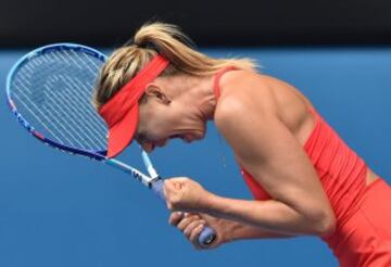 Maria Sharapova se quedó con el duelo ante Eugenie Bouchard para llegar a semifinales del Abierto de Australia el martes.