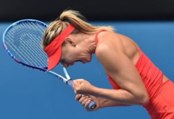 Maria Sharapova se quedó con el duelo ante Eugenie Bouchard para llegar a semifinales del Abierto de Australia el martes.