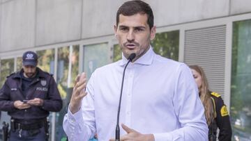 Iker Casillas recibe el alta m&eacute;dica y sale del hospital, tras sufrir un infarto de miocardio el mi&eacute;rcoles pasado.