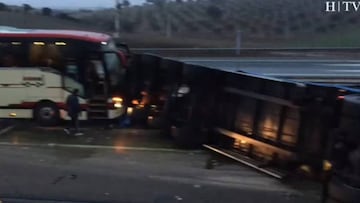 Imagen captada por el Heraldo de Aragón del autobús del Ríos Renovables Zaragoza tras su accidente de tráfico cuando el equipo viajaba a Jaén para las semifinales de la Copa del Rey de Fútbol Sala.