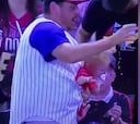 Te viene la pelota directa y estás con el bebé y la cerveza: ¡lo de este padre es viral!