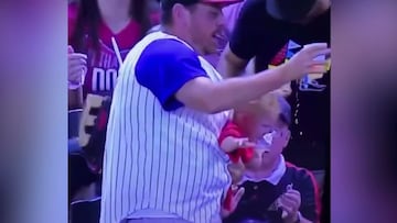 Te viene la pelota directa y estás con el bebé y la cerveza: ¡lo de este padre es viral!