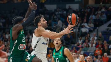 Facundo Campazzo, base del Real Madrid, supera a Kendrick Nunn, del Panathinaikos.