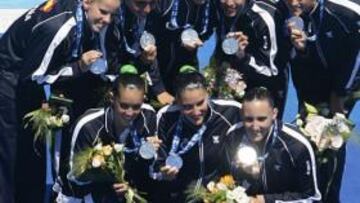 <b>LAS CHICAS DE PLATA.</b> Las componentes del equipo español de natación sincronizada posan con la medalla de plata lograda en la final técnica del Mundial de Roma.