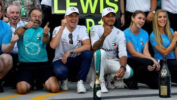 Hamilton celebra su victoria en Hungría con Bottas y el resto del equipo Mercedes.
