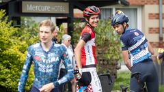 Dos ciclistas aficionados observan a Jonas Vingegaard, antes de la novena etapa con inicio y final en Troyes.