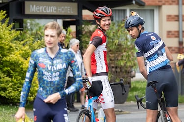 Dos ciclistas aficionados observan a Jonas Vingegaard, antes de la novena etapa con inicio y final en Troyes.