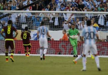 Sergio Romero detuvo el penalti lanzado por Seijas 'a lo Panenka'.