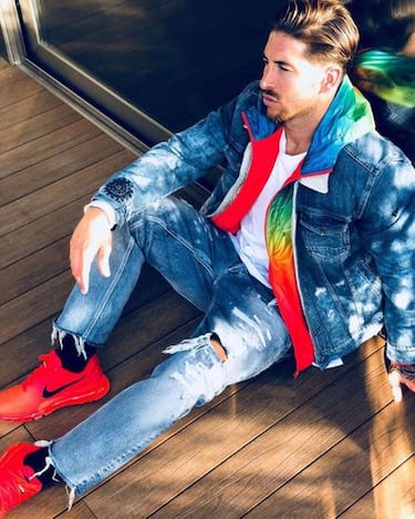 Sergio Ramos celebra su 40º cumpleaños convertido en un icono más allá del terreno de juego. El defensa sevillano, que ha marcado estilo durante dos décadas de carrera, acumula algunos de los looks más virales y comentados del panorama deportivo y mediático.