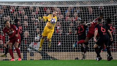 El 11 de marzo de 2020 Oblak completó uno de sus mejores encuentros con la camiseta del Atlético. El equipo de Simeone ganó 1-0 en la ida al Liverpool, actual campeón, en los octavos de final de la Champions. El choque de vuelta forma parte de la historia del equipo madrileño. El Atlético ganó 2-3 en la prórroga en una noche que marcó para siempre el futuro de Marcos Llorente. Pero Oblak hizo un partido espectacular, realizando paradas increíbles. Fue uno de sus mejores choques con el Atlético. 
