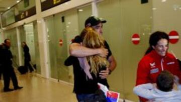 Nani Roma ha sido recibido hoy por su familia al llegar al aeropuerto barcelonés del Prat, tras participar en el Rally Dakar.