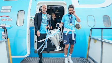 Pep Guardiola y el capitán del club, Ilkay Gündogan llevan la copa de campeones de Europa a Manchester.