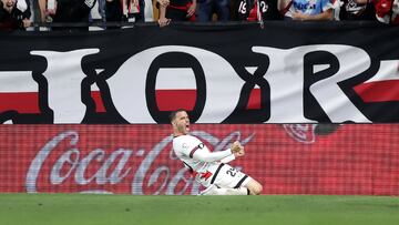 De Tom¨¢s celebra su gol al Valladolid.