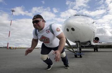 No sabemos si el ruso Sergey Agadzhanyan es el hombre más fuerte del mundo; pero si no lo es, está muy cerca de serlo. En la imagen, arrastra con su cuerpo un avión modelo Bombardier CRJ200 de más de 16 toneladas de peso sin apenas perder la compostura. Agadzhanyan pretende batir un nuevo récord del mundo en Kazán, Rusia. 
