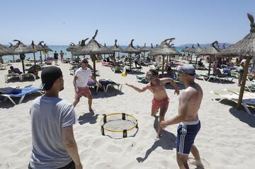 Dos equipos de dos cada uno se colocan alrededor de una red circular posada en el suelo. Cada equipo tiene hasta tres golpeos para hacer que la pelota bote dentro de este círculo. Los puntos se otorgan cuando uno de los equipos no acierta a botar en el interior del círculo.
