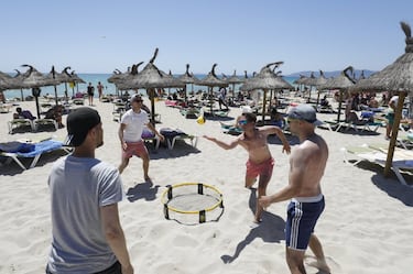 Dos equipos de dos miembros cada uno se colocan alrededor de una red circular posada en el suelo. Cada equipo tiene hasta tres golpeos para hacer que la pelota bote dentro de este círculo. Los puntos se otorgan cuando uno de los equipos no acierta a botar en el interior del círculo.