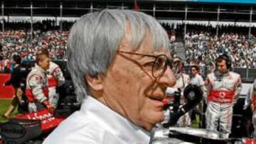 <b>EN PRIMERA LÍNEA. </b>Ecclestone domina como pocos las estrategias económicas y ha llevado a la F-1 a lo más alto. En la imagen, pasando frente al equipo McLaren.