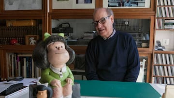 Quino, el "padre" de Mafalda junto a una estatua de su personaje más famoso