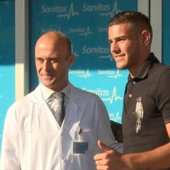 Theo ya posa como jugador del Real Madrid y saluda a la afición