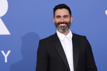 Tyler Hoechlin durante la alfombra roja de la gala béfica amfAR celebrada en el Hotel du Cap-Eden-Roc.