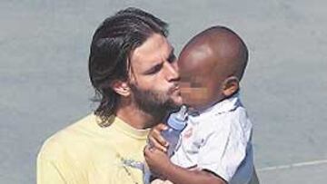 <b>CARIÑOSO. </b>El entrenamiento del Atlético ayer dejó imágenes tan emotivas como ésta. Leo Franco jugó con el hijo de Perea, que fue con su madre a ver el entrenamiento.